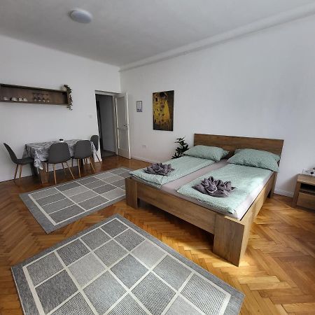Downtown Studio Apartman Pécs Exteriör bild