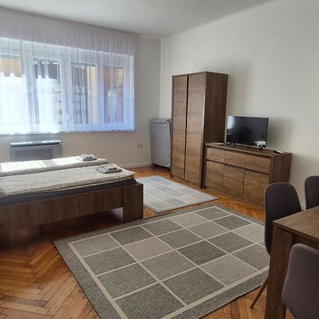 Downtown Studio Apartman Pécs Exteriör bild