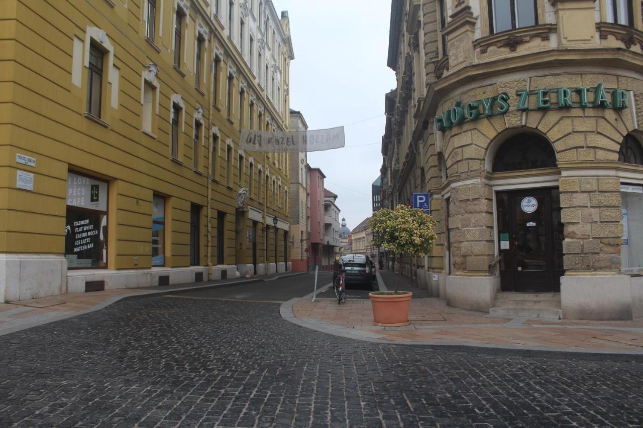 Downtown Studio Apartman Pécs Exteriör bild