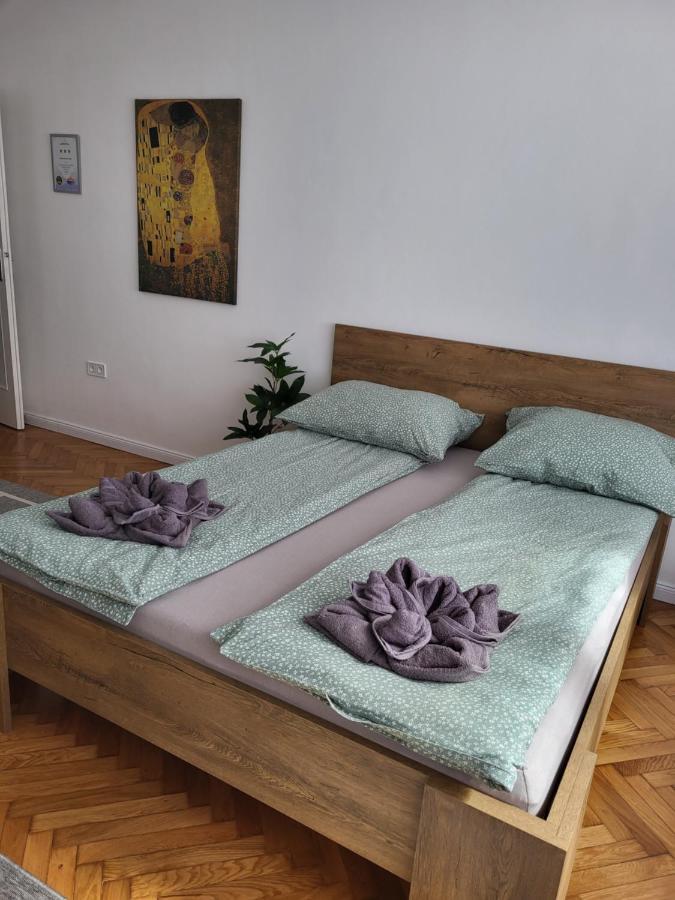 Downtown Studio Apartman Pécs Exteriör bild