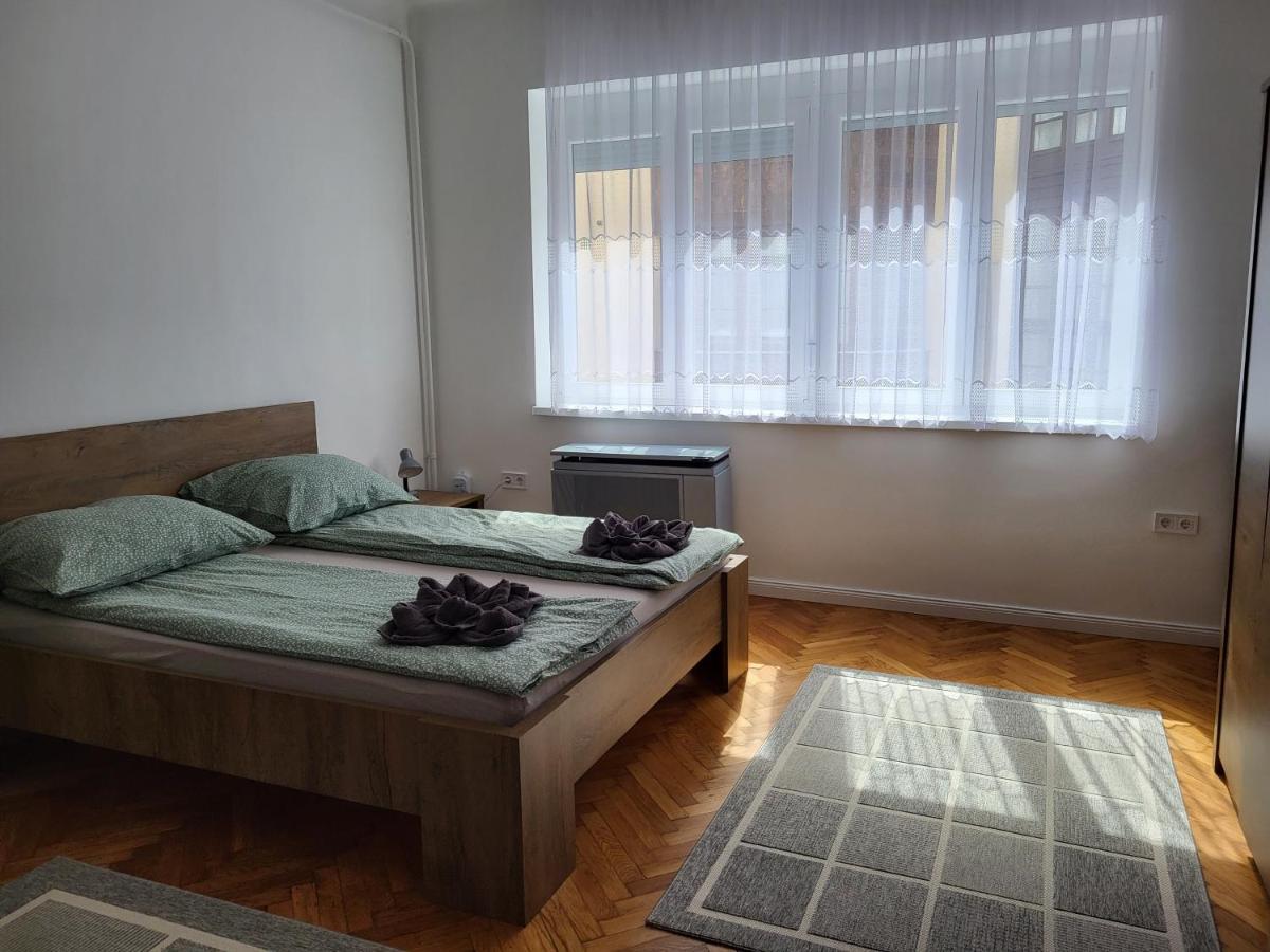 Downtown Studio Apartman Pécs Exteriör bild